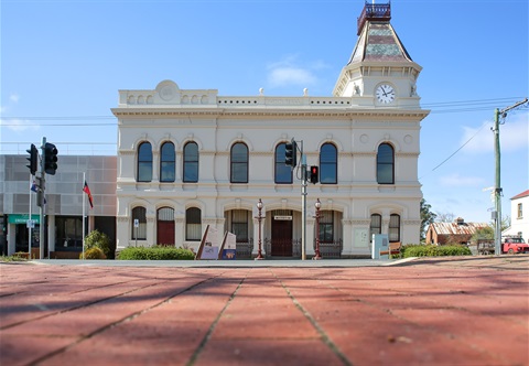 Creswick Town Hall from footpath.jpg