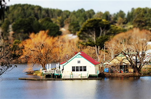 View across Lake Daylesford of the boathouse cafe